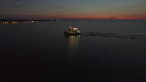 Vista-Aérea-Del-Barco-Turístico-De-Vela-Por-La-Noche