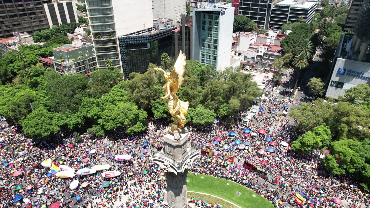 drone orbital disparo del ángel de la independencia durante el desfile del orgullo junio 2023 en méxico