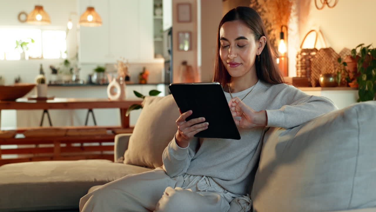 mujer usando tableta en el sofá en la sala de estar