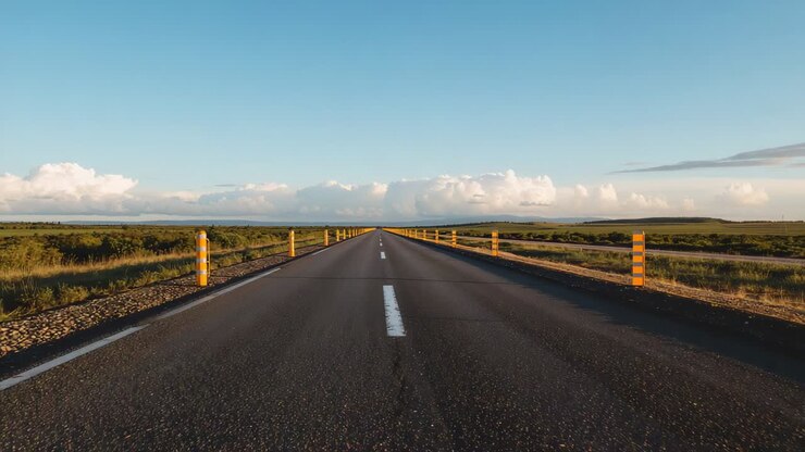 Strada di campagna a due corsie con linea tratteggiata, telecamera che avanza con dissuasori all'orizzonte
