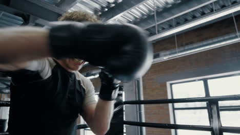 Luchador-Ambicioso-Haciendo-Ganchos-En-El-Gimnasio.-Deportista-Lanzando-Golpes-En-El-Ring