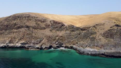 maravillosas olas tranquilas junto a los acantilados de las montañas rocosas de rapid bay en el sur de australia - panorámica aérea