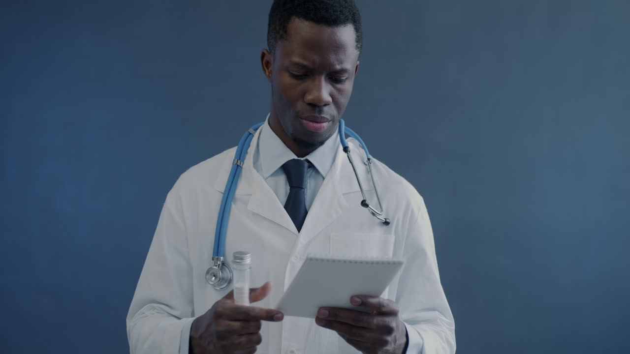 Medico che esamina i farmaci di un paziente