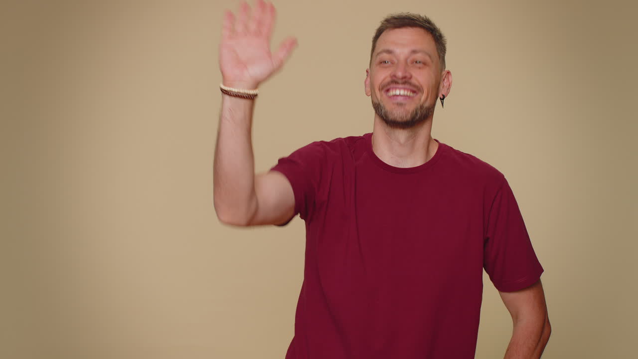 hombre sosteniendo la mano por encima de los ojos frente, mirando a la distancia, mira a su alrededor buscando a alguien, hola