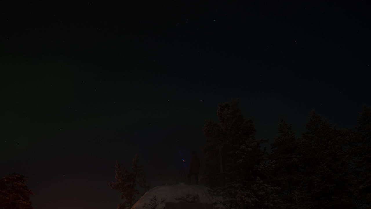 북극광을 촬영하는 사람의 타임스