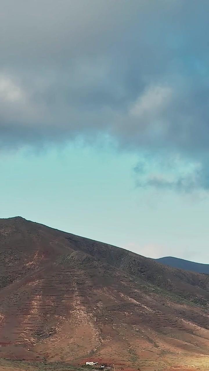 Vista aerea di Fuerteventura con montagne e nuvole in Spagna.