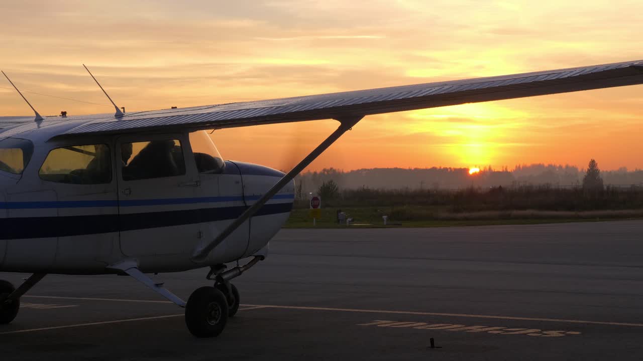 avión cessna preparándose para volar en el campo durante la puesta de sol