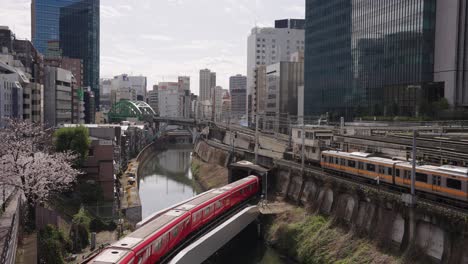 Bahnhof-Ochanomizu-In-Tokio,-Züge-Der-U-Bahnlinien-Sobu,-Chuo-Und-Marunouchi