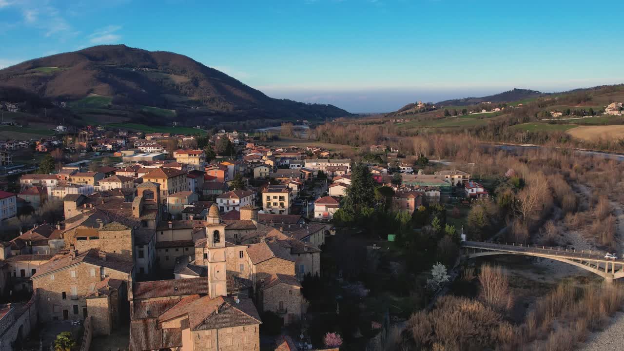 imágenes aéreas de aviones no tripulados en órbita al atardecer de la aldea de travo en el valle del río trebbia, piacenza, italia