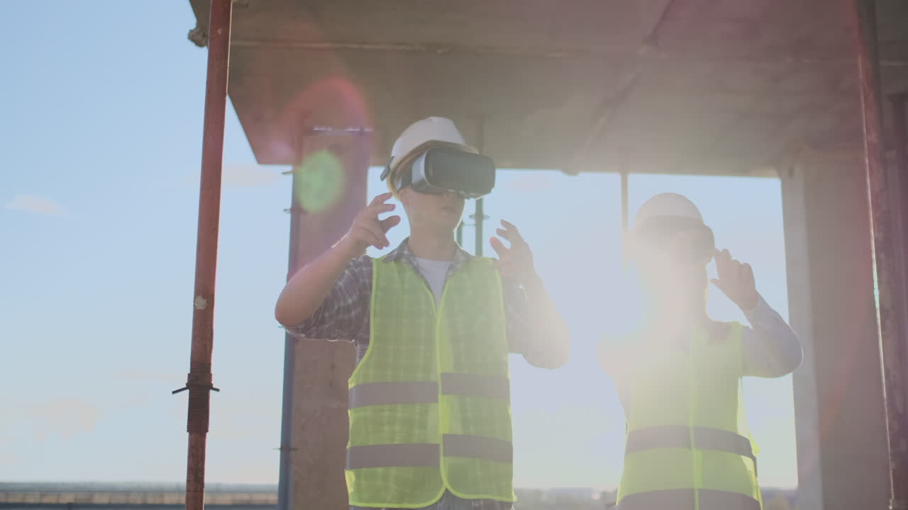 dos trabajadores de la tripulación contemporánea usando vr para visualizar proyectos de pie en un edificio inacabado en el sitio de construcción espacio de copia