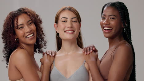 tres amigas diversas riendo juntas en un estudio