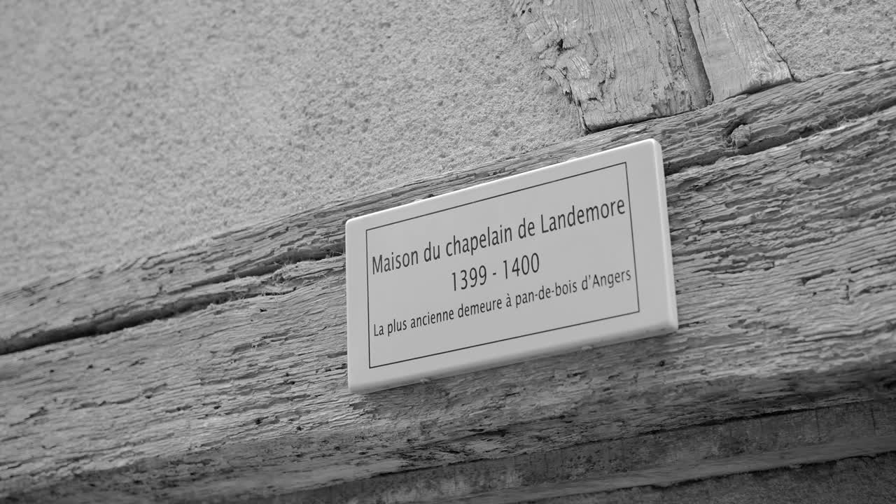 signo de la casa del capellán de landemore - la casa de entramado de madera más antigua de angers, francia