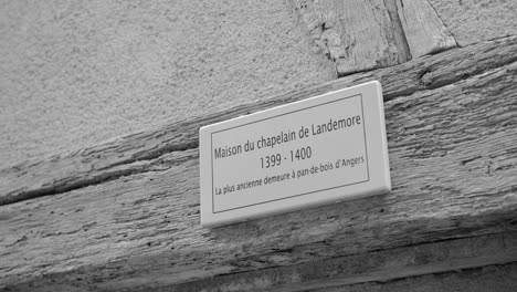 signo de la casa del capellán de landemore - la casa de entramado de madera más antigua de angers, francia