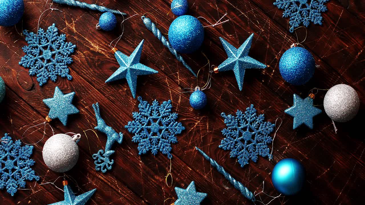 Dekorasi Natal biru di atas meja