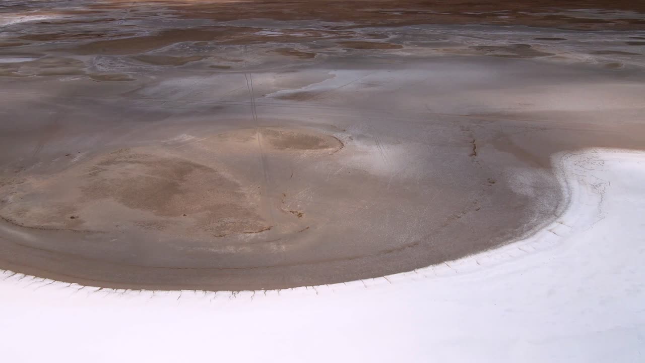 drone filmado volando sobre el lago salado de salinas grandes en la frontera de salta y juijuy, argentina