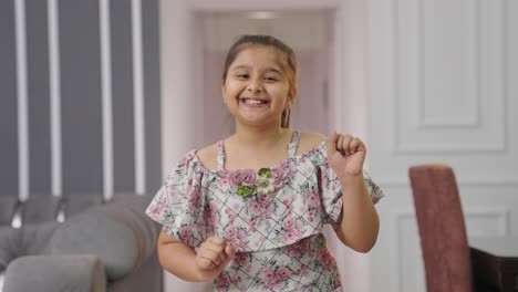 una niña india linda bailando y disfrutando