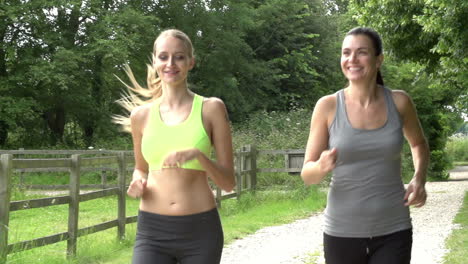 Toma-En-Cámara-Lenta-De-Amigas-Corriendo-En-El-Campo