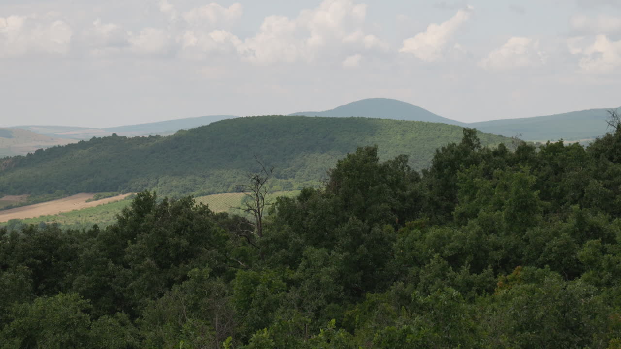 paisaje de montaña wiev en un día nublado ventoso polvoriento