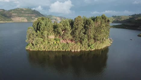 Isla-Con-Vegetación-Sobre-El-Tranquilo-Lago-Bunyonyi-En-El-Suroeste-De-Uganda.