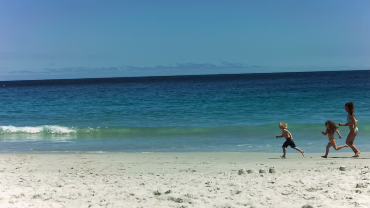 가족이 함께 느린 동작으로 달리고 있습니다.