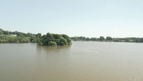 Las-Turbias-Aguas-Pantanosas-Del-Lago-Mullagh-Lough,-Irlanda,-Acercándose-A-La-Isla