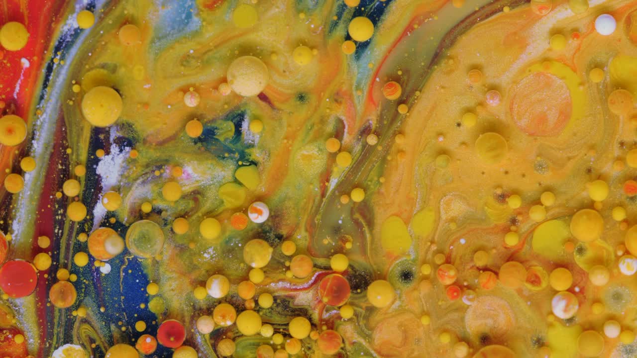 burbujas rojas, azules y amarillo-doradas sobre un fondo rojo.