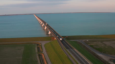 Antenne:-Die-Berühmte-Zeelandbridge-Während-Des-Sonnenuntergangs