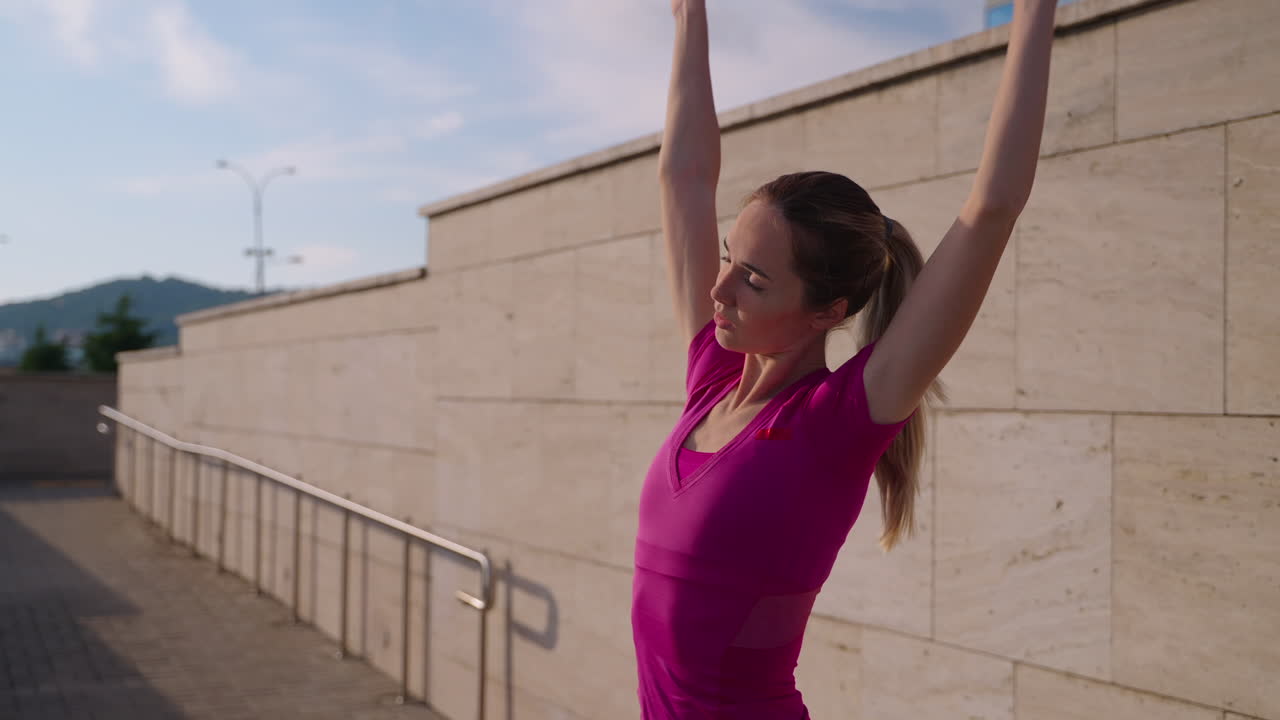 Mujer estirando al aire libre