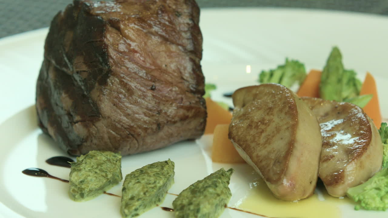 구운 쇠고기 스테이크 위에 소스가 제공됩니다.