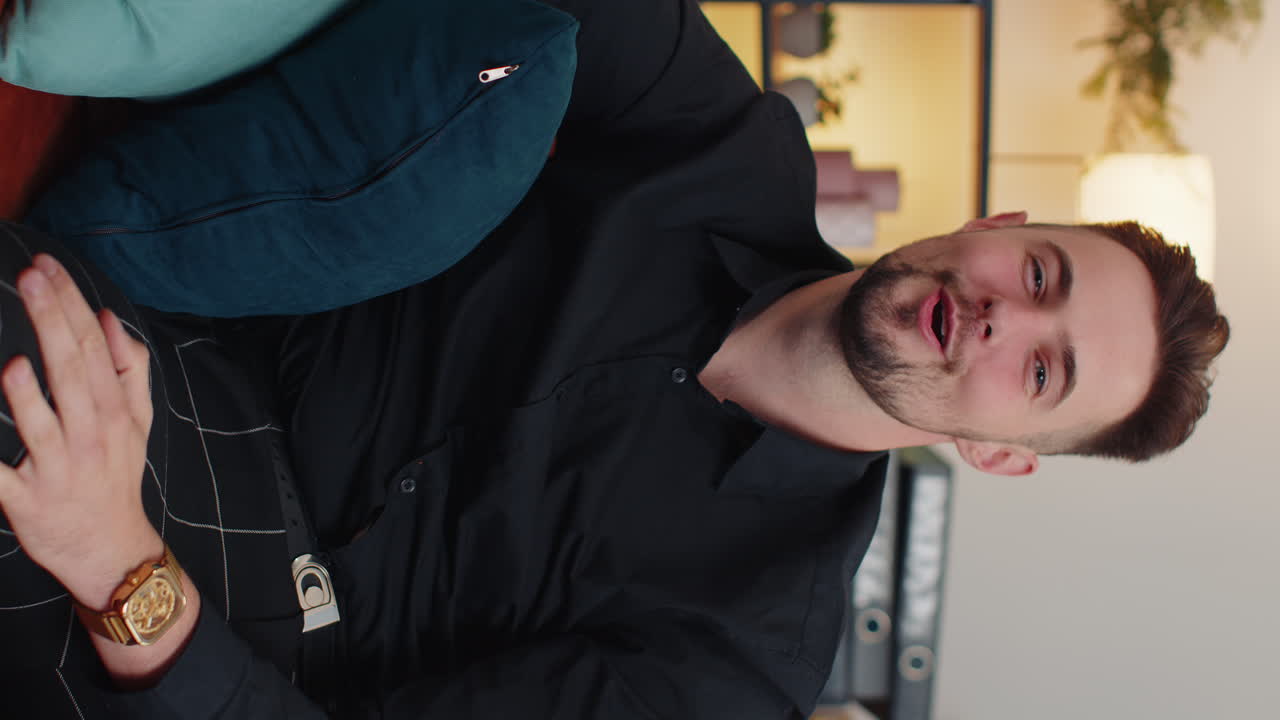 joven emocionado sorprendido, conmocionado por la repentina victoria, buenas noticias de victoria, celebrando, reacción wow