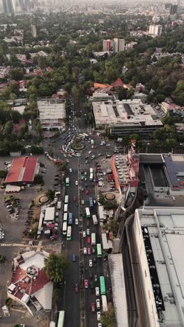 Eine-Vertikale-Drohne-Hat-Die-Ansicht-Eines-Kreisverkehrs-In-Coyoacan-Aufgenommen