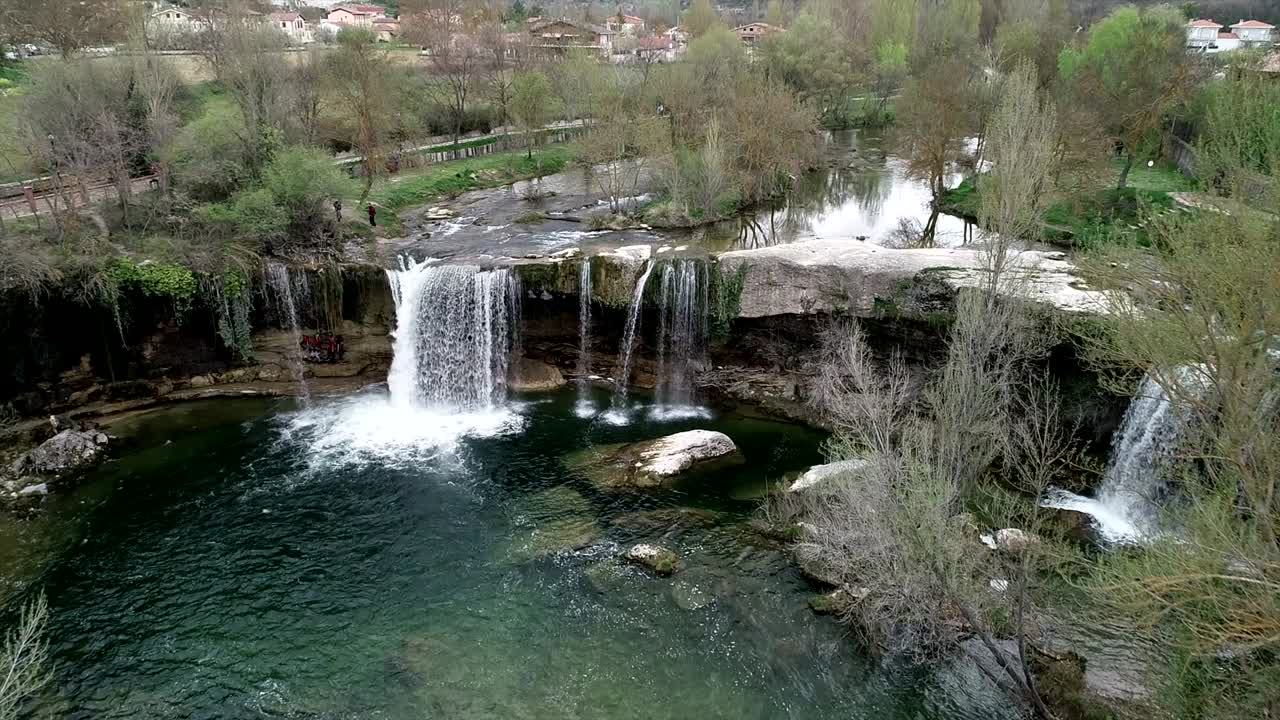 la cascada de pedrosa de tobalina se encuentra en burgos, españa.