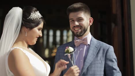 novia y novio felices cerca de la iglesia después de la ceremonia de la boda