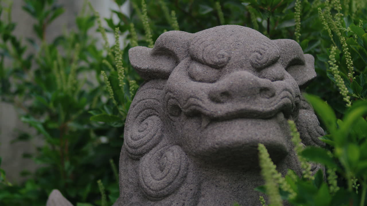 코마이누 (komainu) 의 석조 보호자 사자 동상.