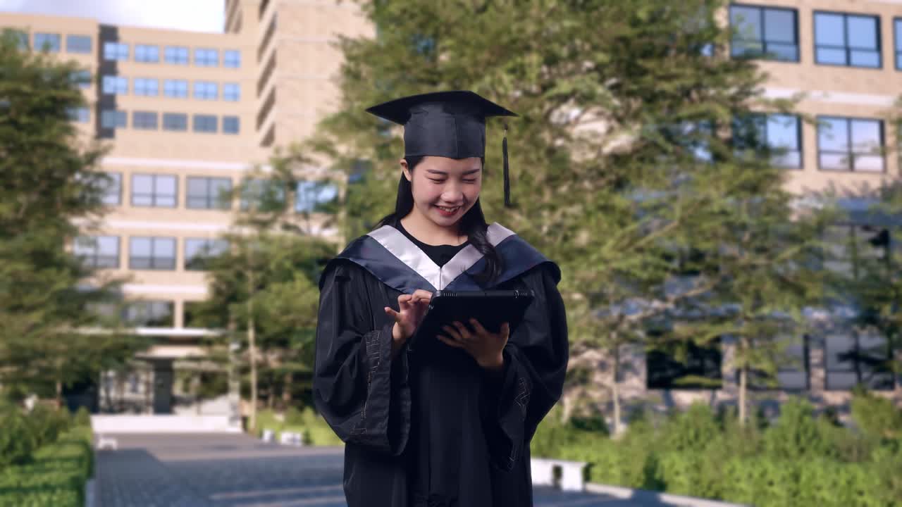 estudiante graduado usando una tableta