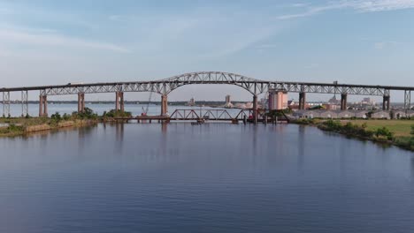 antena de autos que viajan sobre el puente del río calcasieu en el lago charles, louisiana