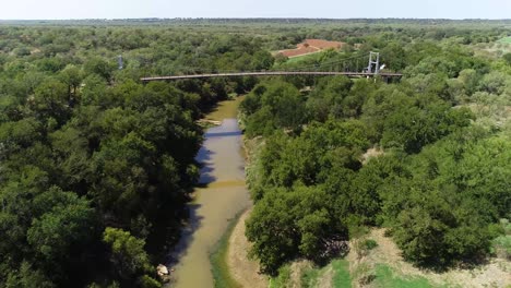 Vista-Aérea-Del-Puente-Regency-Sobre-El-Río-Colorado-En-Texas