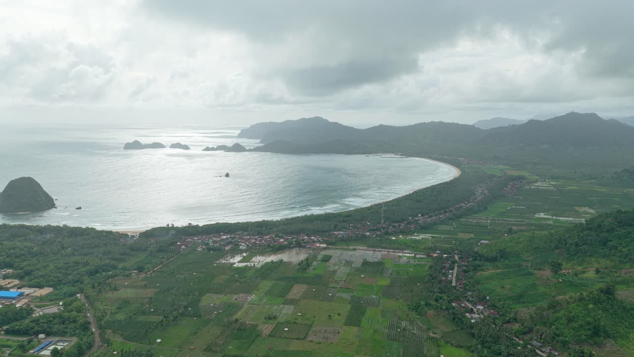 Pemandangan udara Pantai Pulau Merah di Jawa, Indonesia.