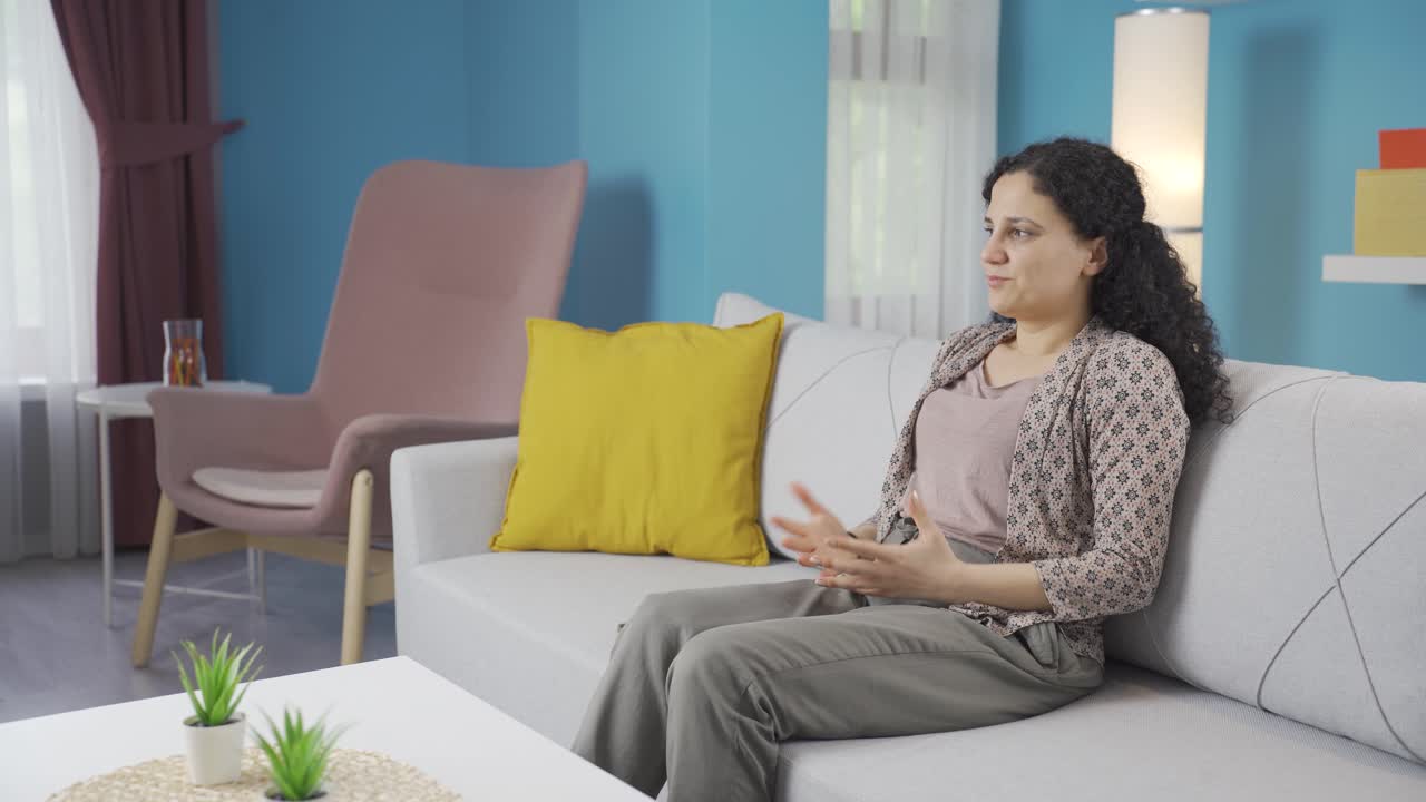 자신을 못생겼다고 생각하는 젊은 여성.