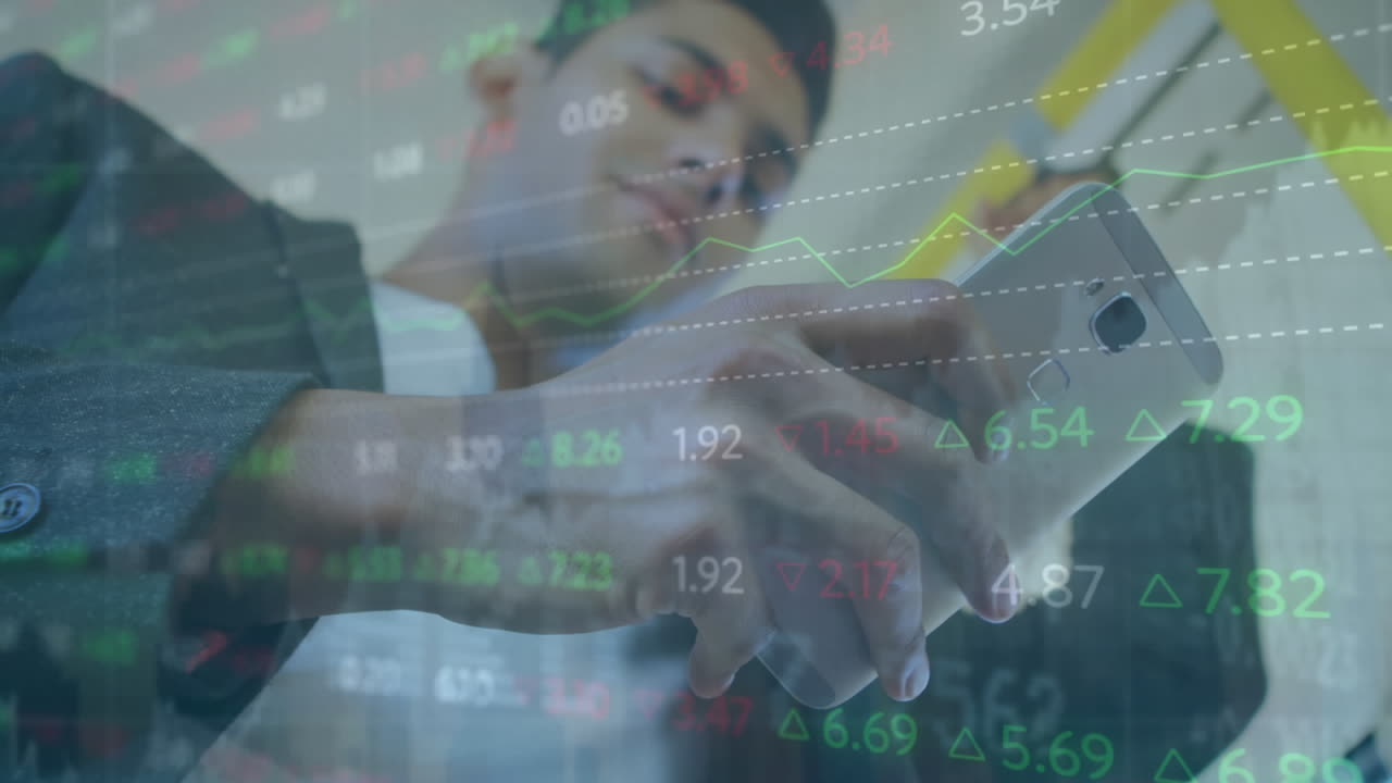 버스에서 스마트 폰을 사용하는 두 인종의 남성에 대한 주식 시장 데이터 처리 애니메이션