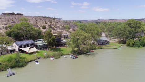 Paralaje-Aéreo-De-Un-Grupo-De-Chozas-De-Vacaciones-A-Lo-Largo-Del-Impresionante-Río-Murray-En-El-Sur-De-Australia