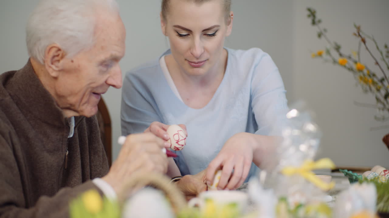부활절 달걀을 그리는 시니어 남녀 5