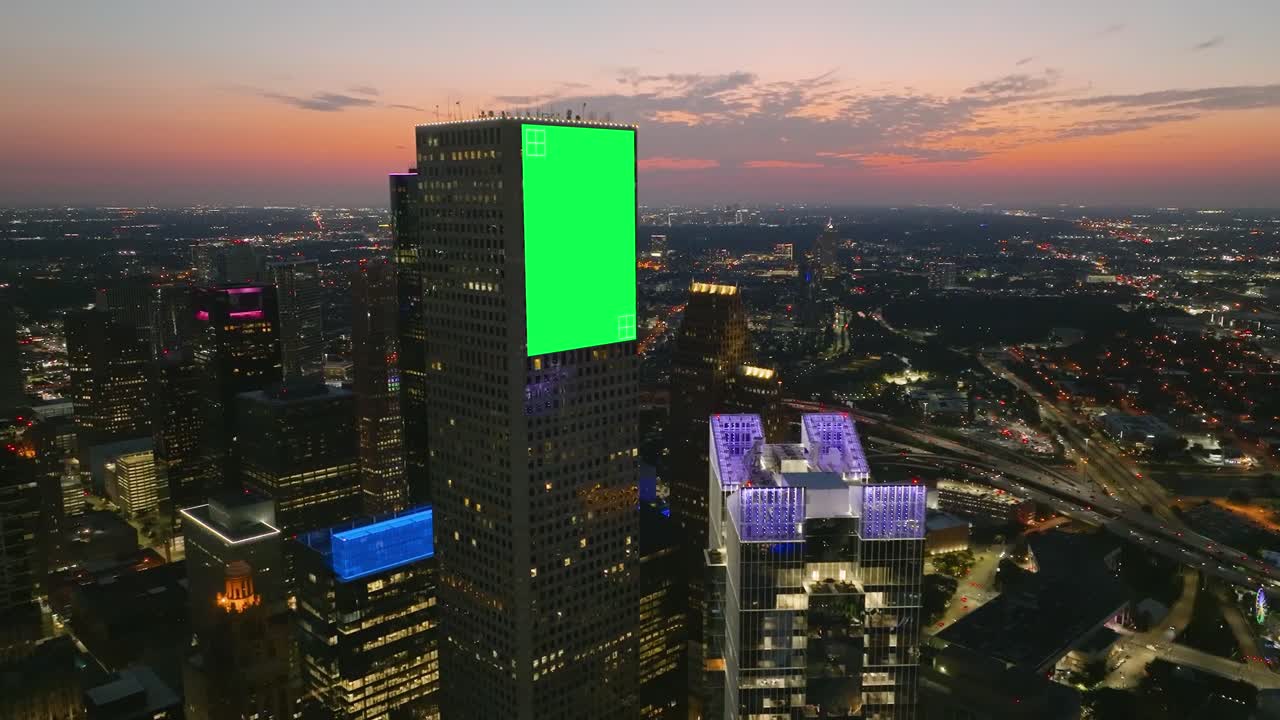 Marca de croma key en la pared de un edificio, fondo de ciudad colorida al atardecer - rastreador 3D