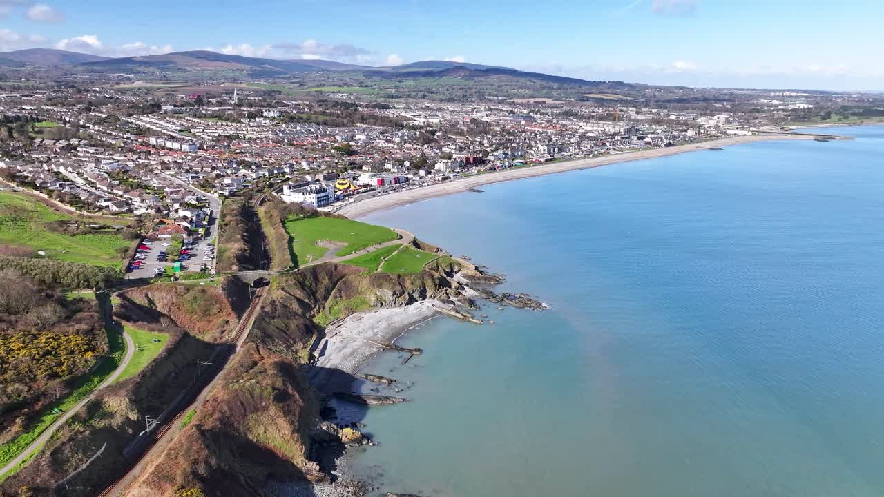 Kystbyen Bray luftfoto av strandlinjen til et vidt panorama. Irland, solrik dag.