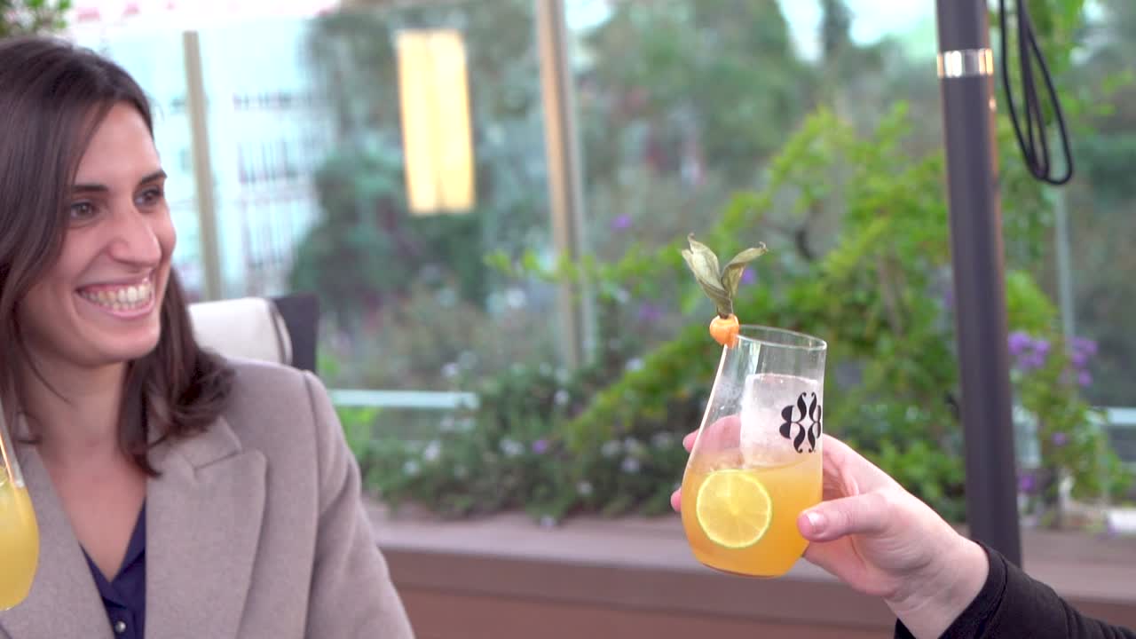 파티에서 테라자에서 술을 마시는 친구들의 토스트 토스트