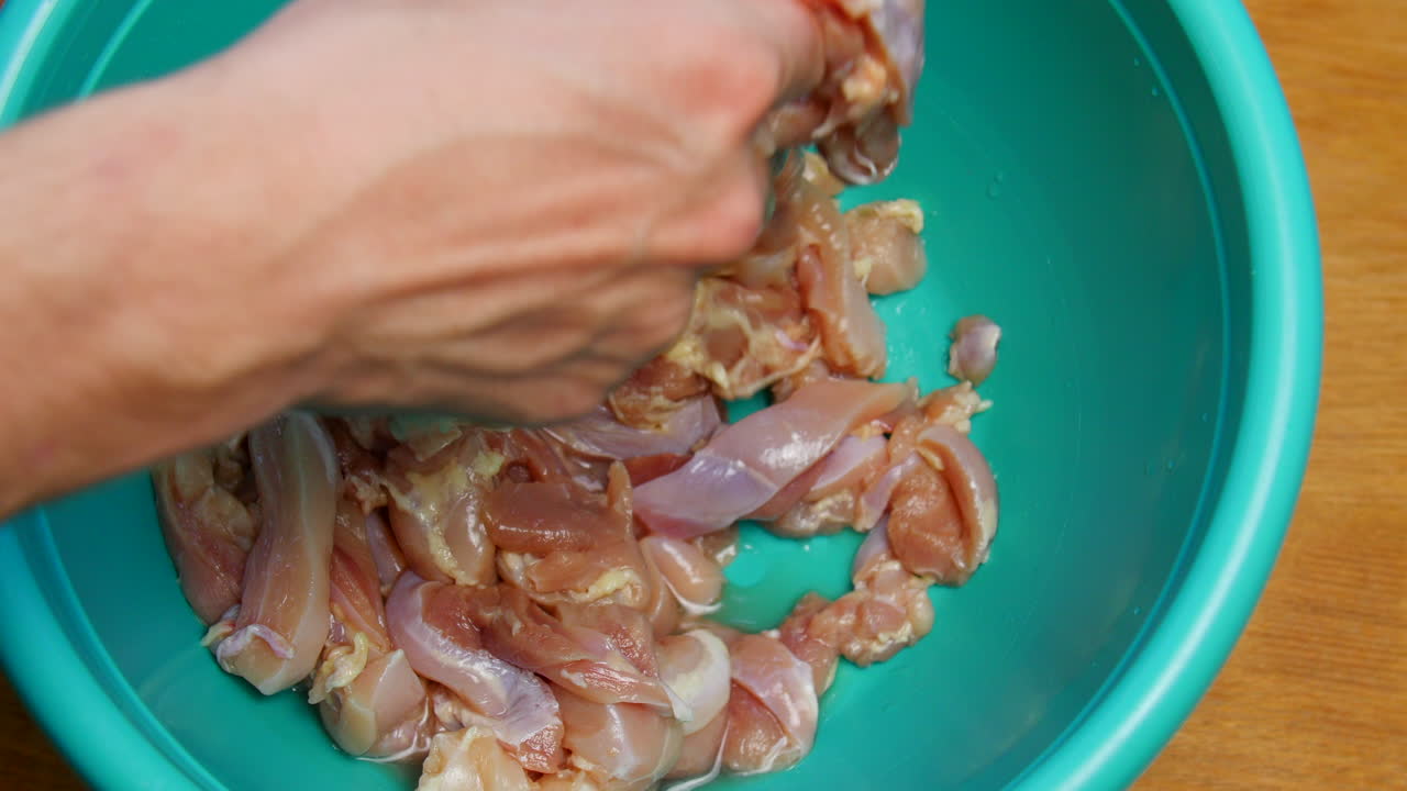 lo chef gestisce il pollo crudo