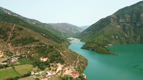 albania, las montañas malditas y el lago koman, vista aérea desde un avión no tripulado