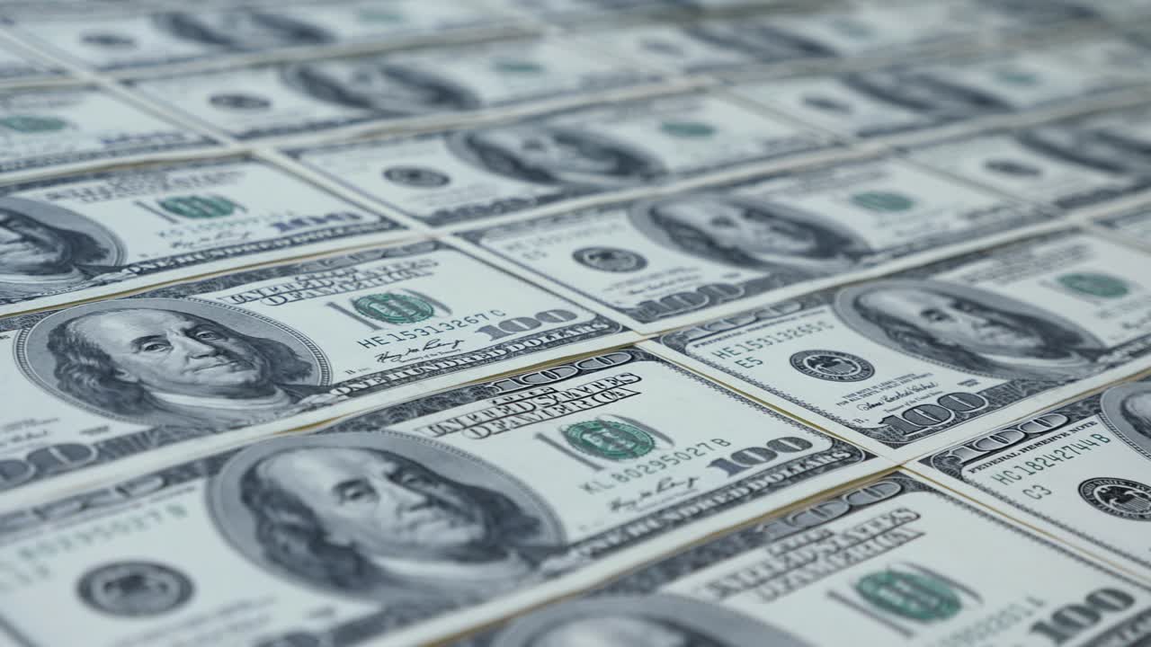 papel de dinero americano billetes de cien dólares. billetes de 100 dólares bucle. hoja de billetes de dólar de los estados unidos. impresión de billete de dólar. fondo de dinero en efectivo. retrato de benjamin franklin en billete de 100 dólares de estados unidos