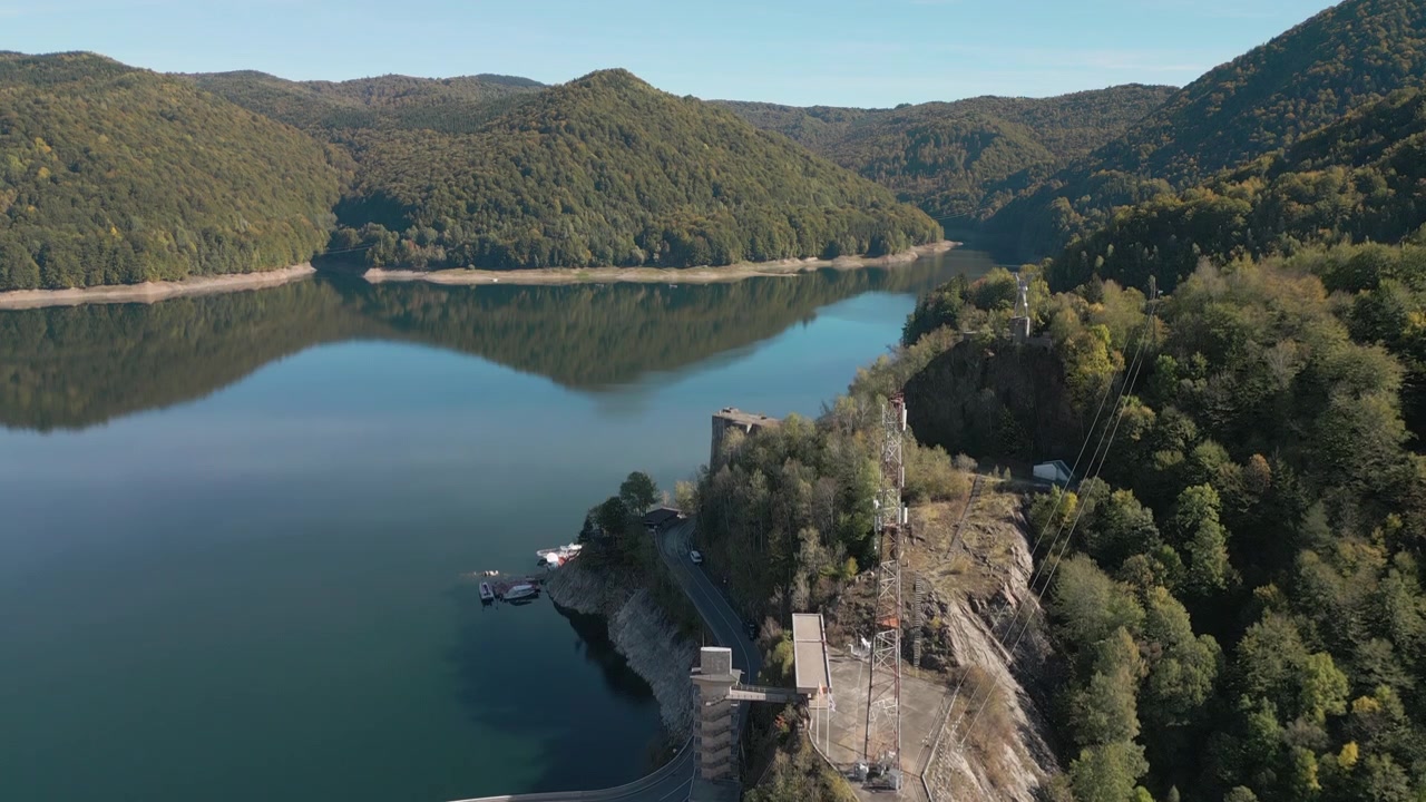Tama hydroelektryczna Barajul Vidraru, Centralna Rumunia, pionowe ujęcie z drona, 4K 60FPS.