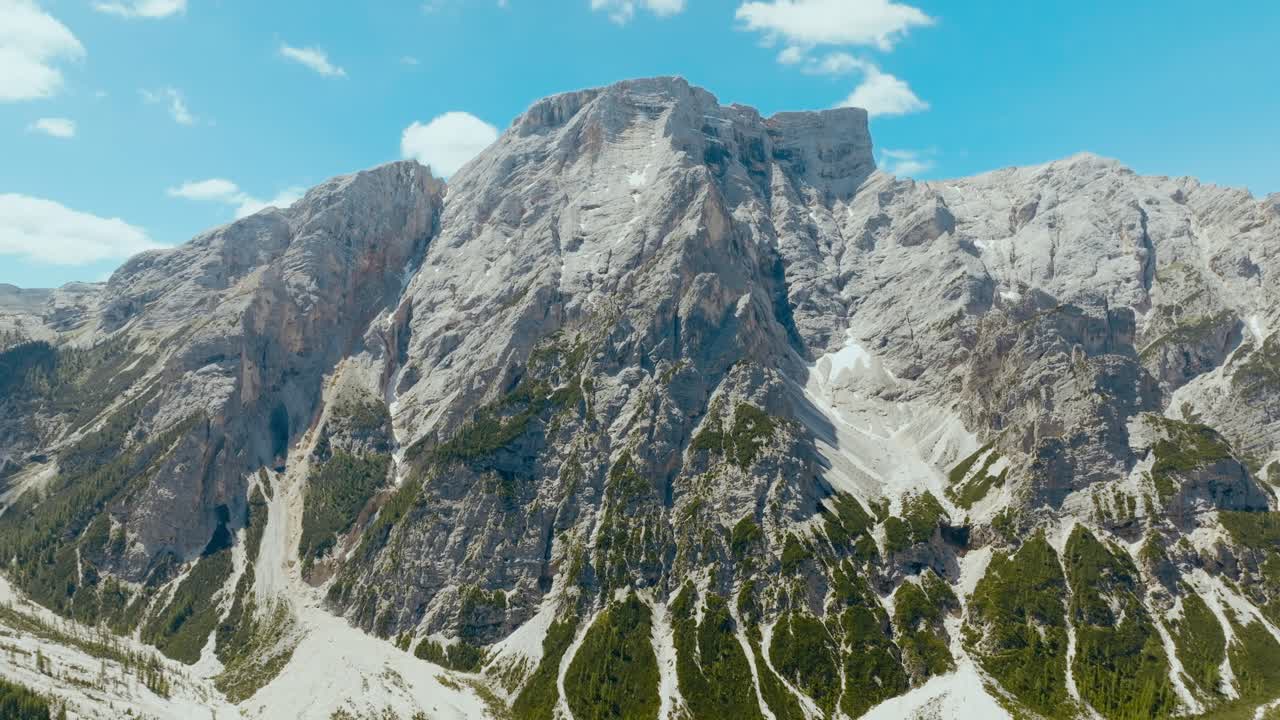 toma aérea de un dron de los alpes dolomitas, lago di braies, italia, dolomitas